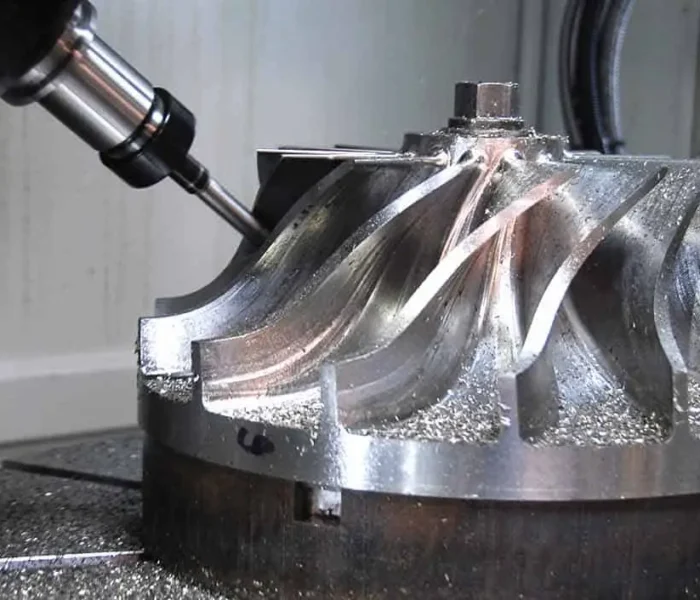 CNC 五軸加工輕量化金屬零件的近拍畫面，展示智慧化製造與高精度切削過程。