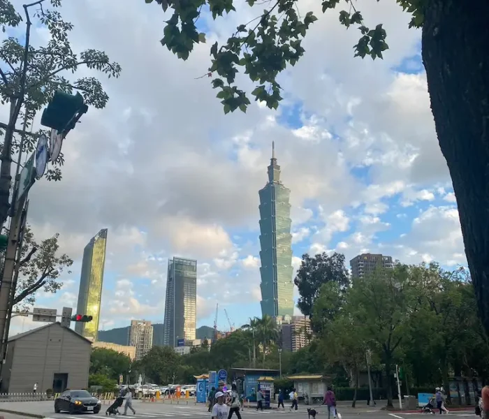 富甲金屬業務北上出差，台北101商業區街景