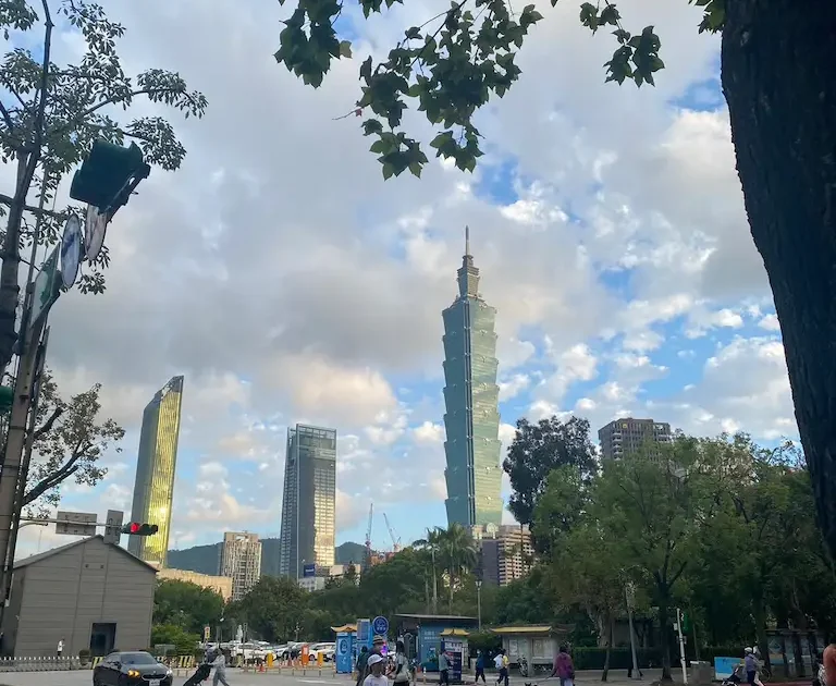 富甲金屬業務北上出差，台北101商業區街景