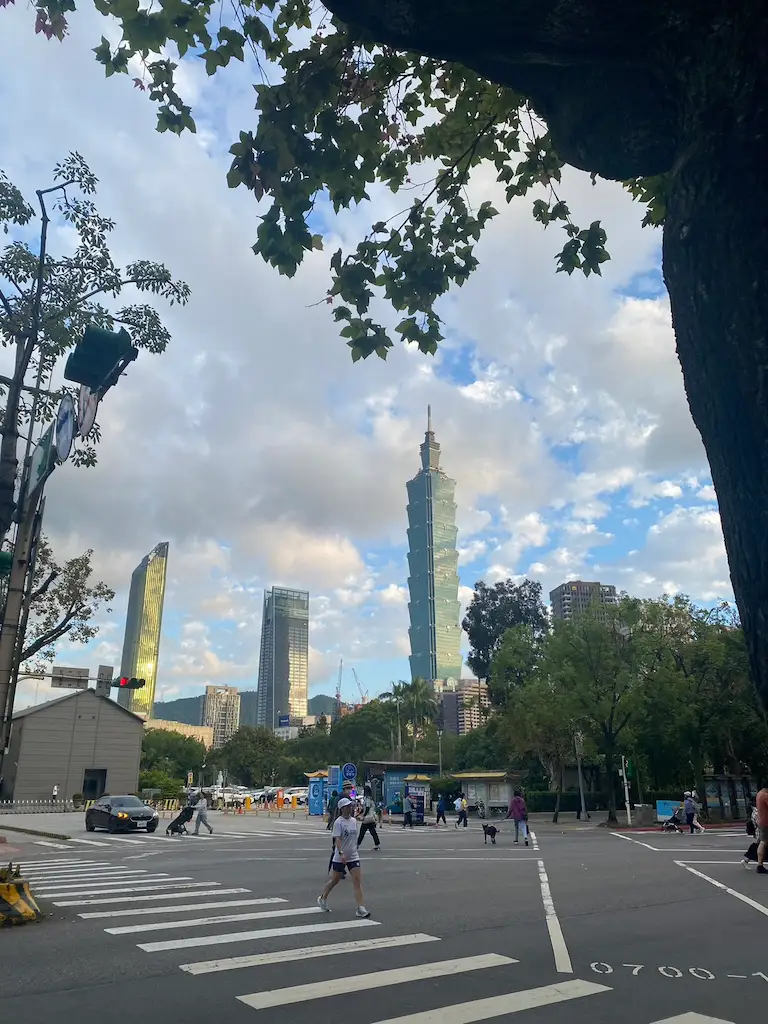 富甲金屬業務北上出差,台北101商業區街景